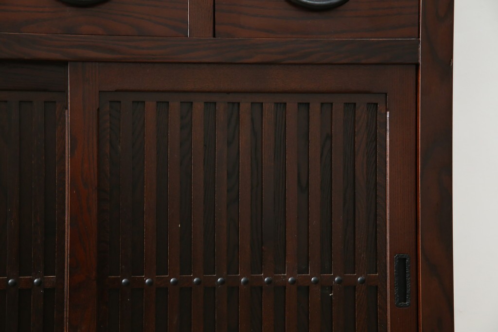 中古　美品　三越百貨店　三方栗材　落ち着いた趣を見せる引き出し付き格子引き戸キャビネット　(R-085767)