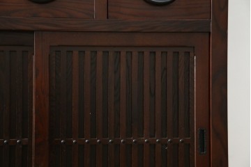 中古　美品　三越百貨店　三方栗材　落ち着いた趣を見せる引き出し付き格子引き戸キャビネット　(R-085767)