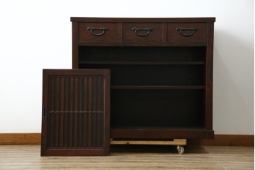 中古　美品　三越百貨店　三方栗材　落ち着いた趣を見せる引き出し付き格子引き戸キャビネット　(R-085767)