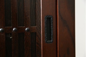 中古　美品　三越百貨店　三方栗材　落ち着いた趣を見せる引き出し付き格子引き戸キャビネット　(R-085767)