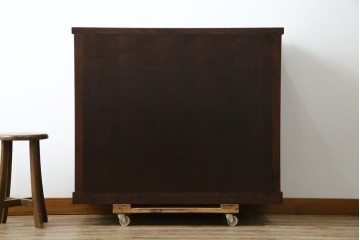 中古　美品　三越百貨店　三方栗材　落ち着いた趣を見せる引き出し付き格子引き戸キャビネット　(R-085767)