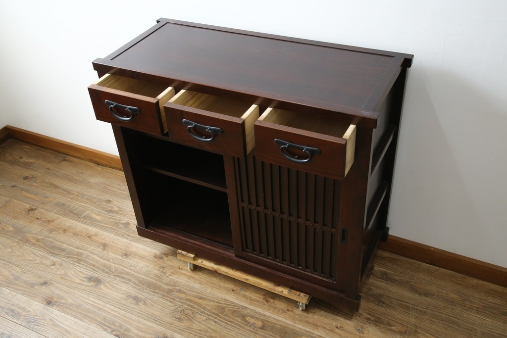 中古　美品　三越百貨店　三方栗材　落ち着いた趣を見せる引き出し付き格子引き戸キャビネット　(R-085767)