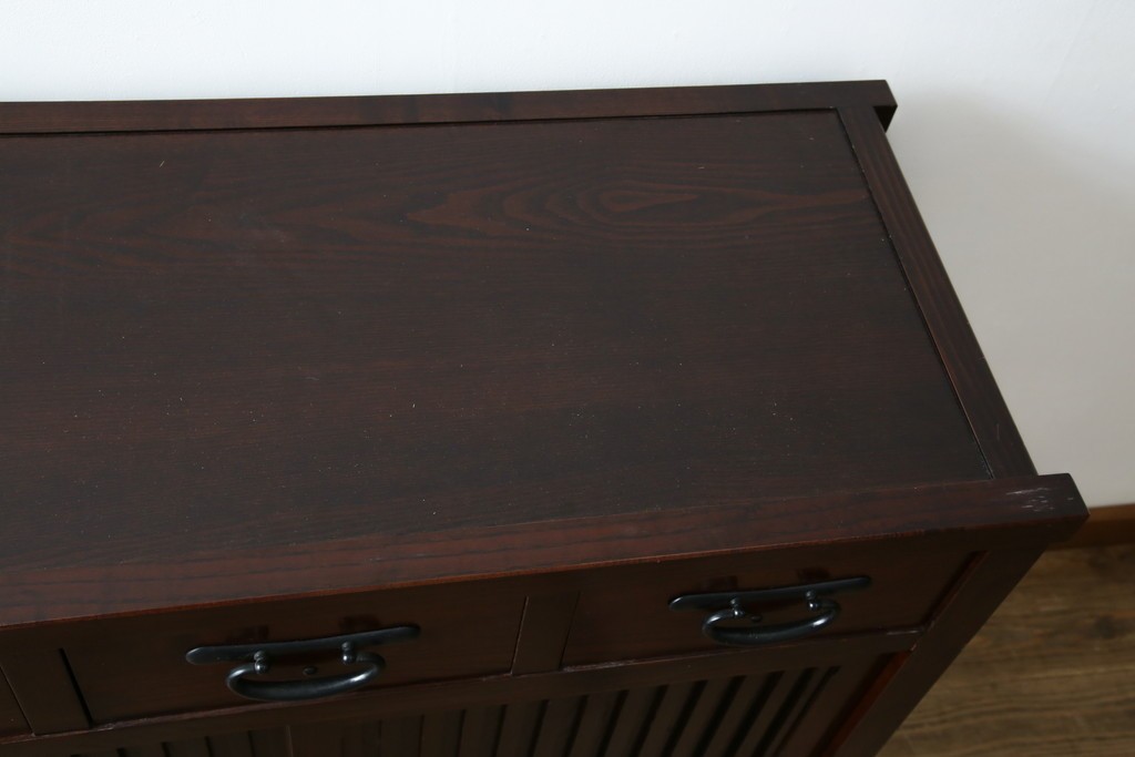 中古　美品　三越百貨店　三方栗材　落ち着いた趣を見せる引き出し付き格子引き戸キャビネット　(R-085767)