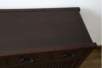 中古　美品　三越百貨店　三方栗材　落ち着いた趣を見せる引き出し付き格子引き戸キャビネット　(R-085767)