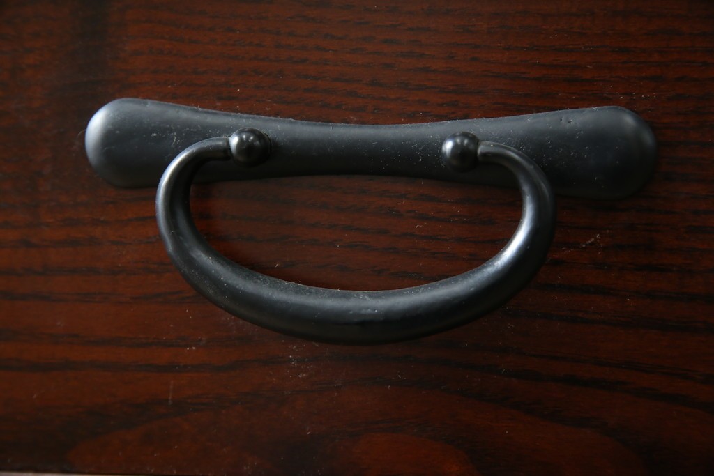 中古　美品　三越百貨店　三方栗材　落ち着いた趣を見せる引き出し付き格子引き戸キャビネット　(R-085767)