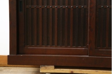 中古　美品　三越百貨店　三方栗材　落ち着いた趣を見せる引き出し付き格子引き戸キャビネット　(R-085767)