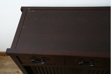 中古　美品　三越百貨店　三方栗材　落ち着いた趣を見せる引き出し付き格子引き戸キャビネット　(R-085767)