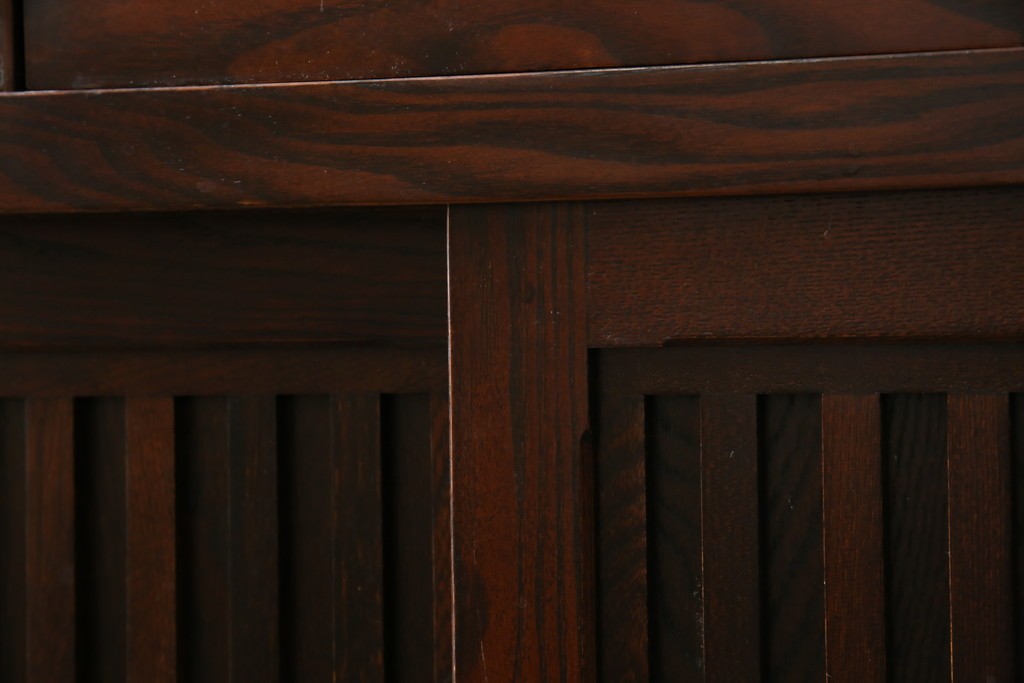 中古　美品　三越百貨店　三方栗材　落ち着いた趣を見せる引き出し付き格子引き戸キャビネット　(R-085767)