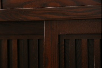 中古　美品　三越百貨店　三方栗材　落ち着いた趣を見せる引き出し付き格子引き戸キャビネット　(R-085767)