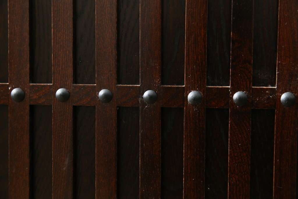 中古　美品　三越百貨店　三方栗材　落ち着いた趣を見せる引き出し付き格子引き戸キャビネット　(R-085767)