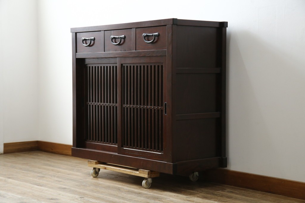 中古　美品　三越百貨店　三方栗材　落ち着いた趣を見せる引き出し付き格子引き戸キャビネット　(R-085767)