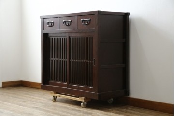 中古　美品　三越百貨店　三方栗材　落ち着いた趣を見せる引き出し付き格子引き戸キャビネット　(R-085767)