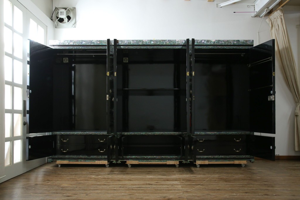 中古　最高級クラスの逸品!!　多彩なモチーフを煌びやかな螺鈿細工で表現した組み立て式3連ワードローブ　定価約850万円　(R-085768)