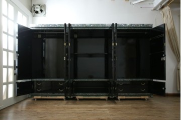 中古　最高級クラスの逸品!!　多彩なモチーフを煌びやかな螺鈿細工で表現した組み立て式3連ワードローブ　定価約850万円　(R-085768)