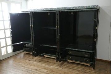 中古　最高級クラスの逸品!!　多彩なモチーフを煌びやかな螺鈿細工で表現した組み立て式3連ワードローブ　定価約850万円　(R-085768)