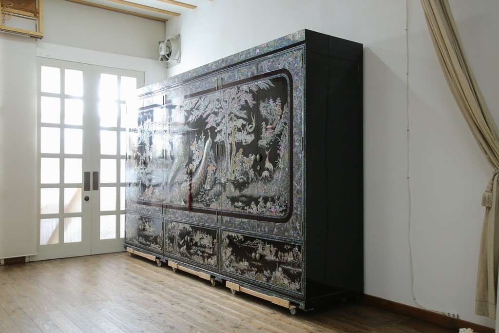 中古　最高級クラスの逸品!!　多彩なモチーフを煌びやかな螺鈿細工で表現した組み立て式3連ワードローブ　定価約850万円　(R-085768)