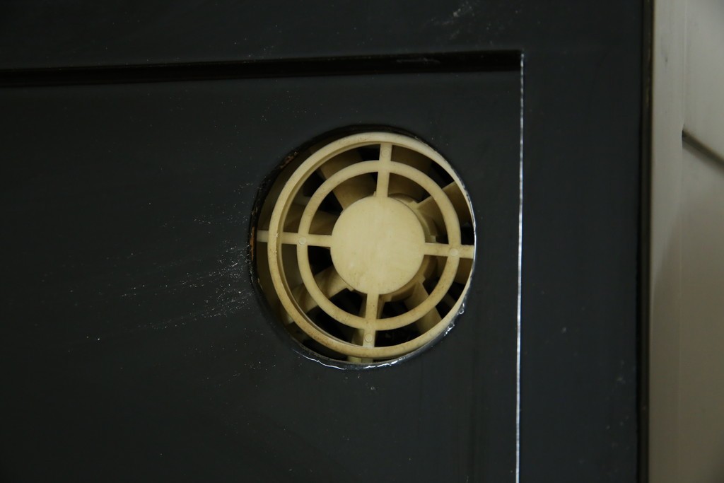 中古　最高級クラスの逸品!!　多彩なモチーフを煌びやかな螺鈿細工で表現した組み立て式3連ワードローブ　定価約850万円　(R-085768)