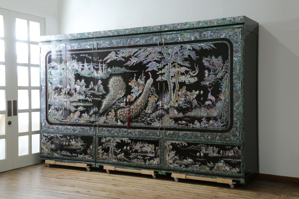 中古　最高級クラスの逸品!!　多彩なモチーフを煌びやかな螺鈿細工で表現した組み立て式3連ワードローブ　定価約850万円　(R-085768)