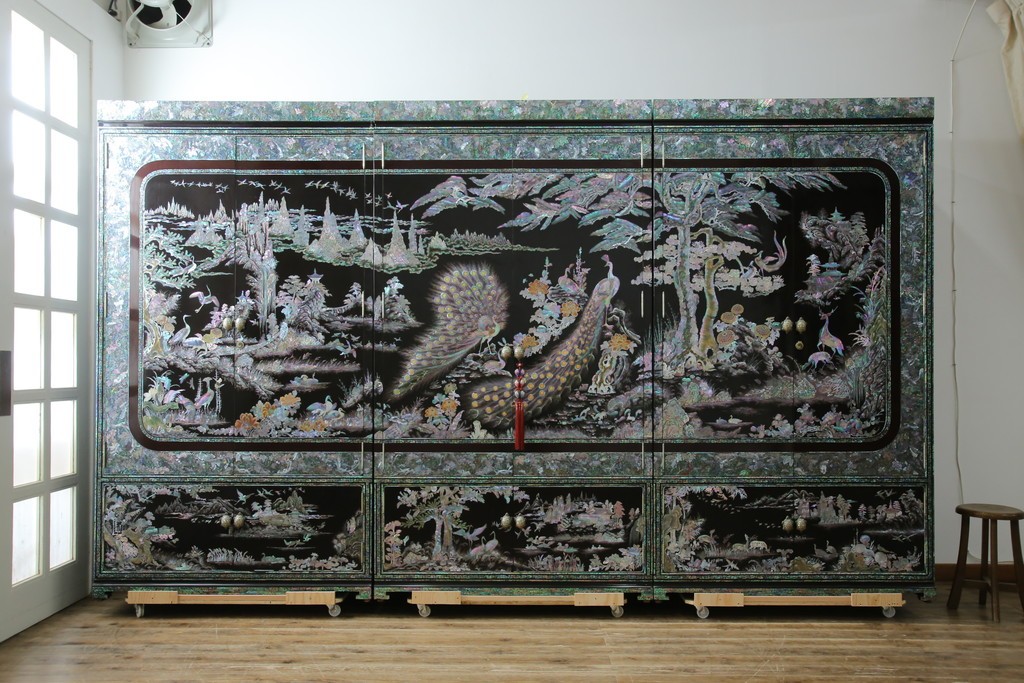 中古　最高級クラスの逸品!!　多彩なモチーフを煌びやかな螺鈿細工で表現した組み立て式3連ワードローブ　定価約850万円　(R-085768)