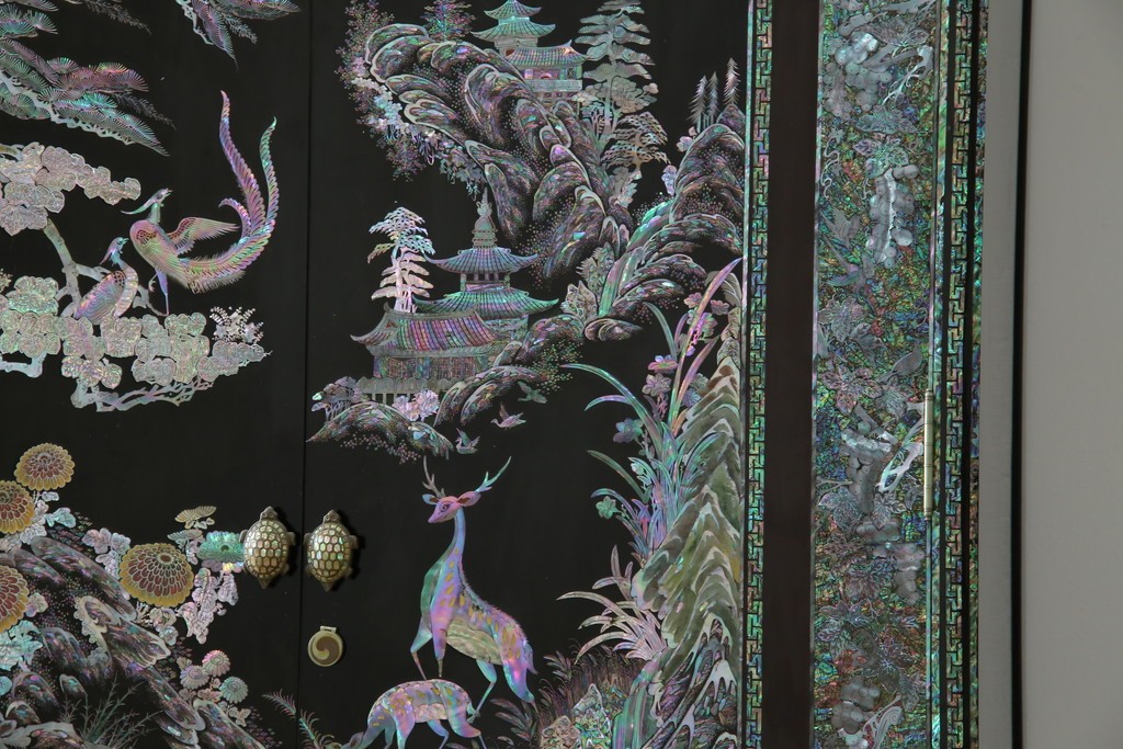 中古　最高級クラスの逸品!!　多彩なモチーフを煌びやかな螺鈿細工で表現した組み立て式3連ワードローブ　定価約850万円　(R-085768)
