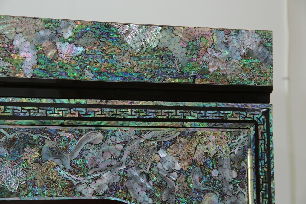 中古　最高級クラスの逸品!!　多彩なモチーフを煌びやかな螺鈿細工で表現した組み立て式3連ワードローブ　定価約850万円　(R-085768)