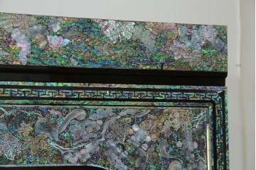 中古　最高級クラスの逸品!!　多彩なモチーフを煌びやかな螺鈿細工で表現した組み立て式3連ワードローブ　定価約850万円　(R-085768)