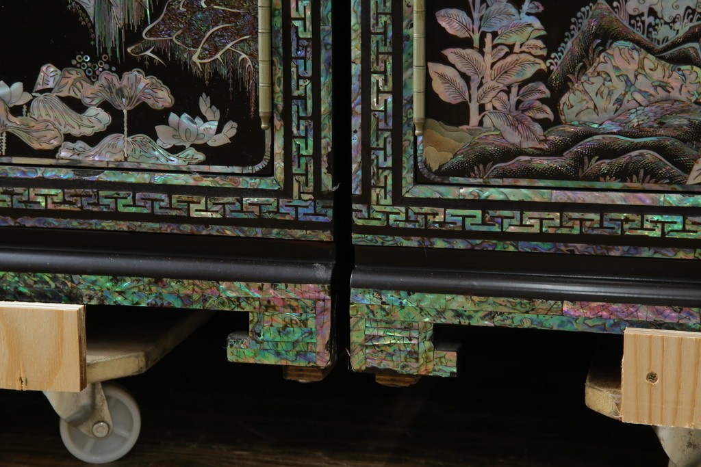 中古　最高級クラスの逸品!!　多彩なモチーフを煌びやかな螺鈿細工で表現した組み立て式3連ワードローブ　定価約850万円　(R-085768)