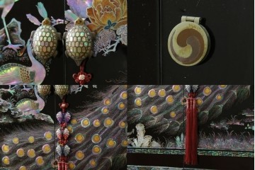 中古　最高級クラスの逸品!!　多彩なモチーフを煌びやかな螺鈿細工で表現した組み立て式3連ワードローブ　定価約850万円　(R-085768)