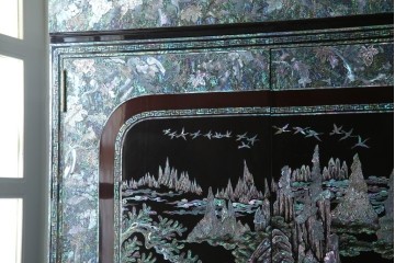 中古　最高級クラスの逸品!!　多彩なモチーフを煌びやかな螺鈿細工で表現した組み立て式3連ワードローブ　定価約850万円　(R-085768)