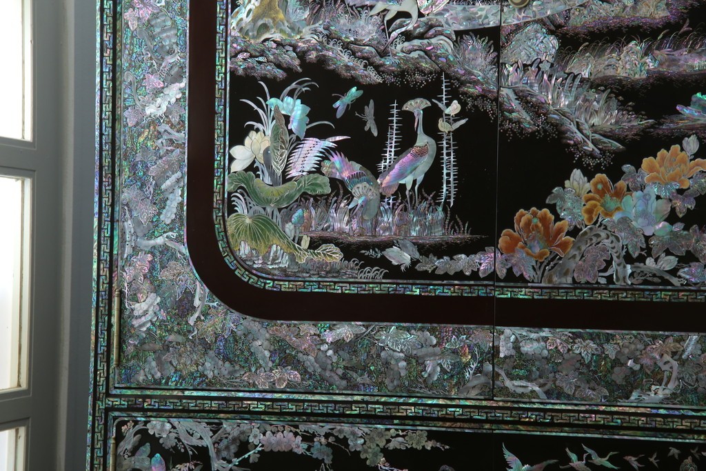 中古　最高級クラスの逸品!!　多彩なモチーフを煌びやかな螺鈿細工で表現した組み立て式3連ワードローブ　定価約850万円　(R-085768)