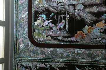 中古　最高級クラスの逸品!!　多彩なモチーフを煌びやかな螺鈿細工で表現した組み立て式3連ワードローブ　定価約850万円　(R-085768)