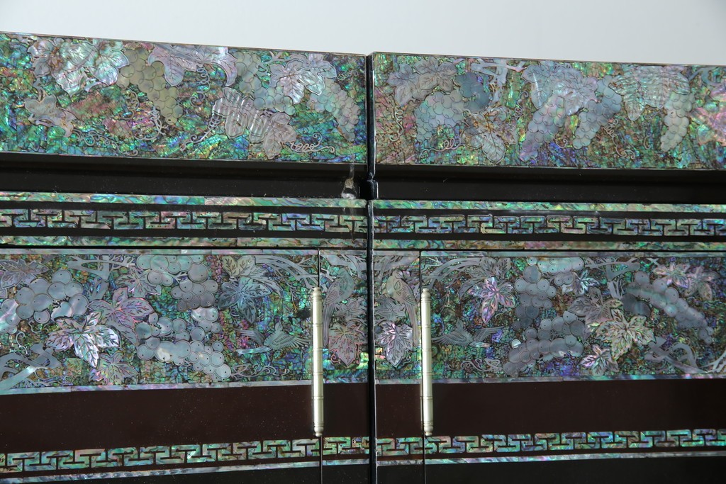 中古　最高級クラスの逸品!!　多彩なモチーフを煌びやかな螺鈿細工で表現した組み立て式3連ワードローブ　定価約850万円　(R-085768)