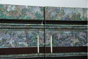 中古　最高級クラスの逸品!!　多彩なモチーフを煌びやかな螺鈿細工で表現した組み立て式3連ワードローブ　定価約850万円　(R-085768)