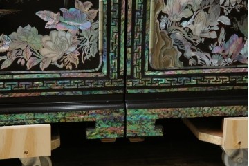 中古　最高級クラスの逸品!!　多彩なモチーフを煌びやかな螺鈿細工で表現した組み立て式3連ワードローブ　定価約850万円　(R-085768)