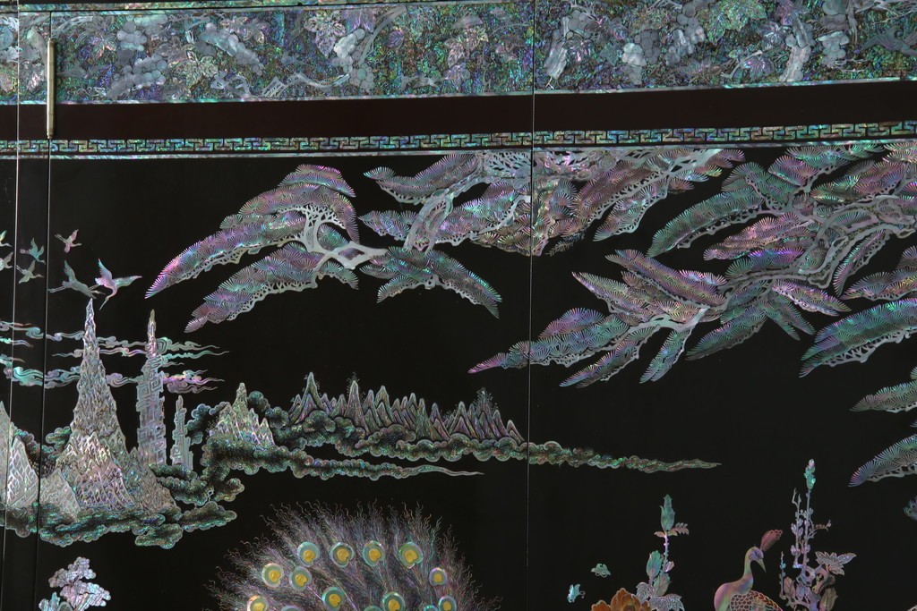 中古　最高級クラスの逸品!!　多彩なモチーフを煌びやかな螺鈿細工で表現した組み立て式3連ワードローブ　定価約850万円　(R-085768)