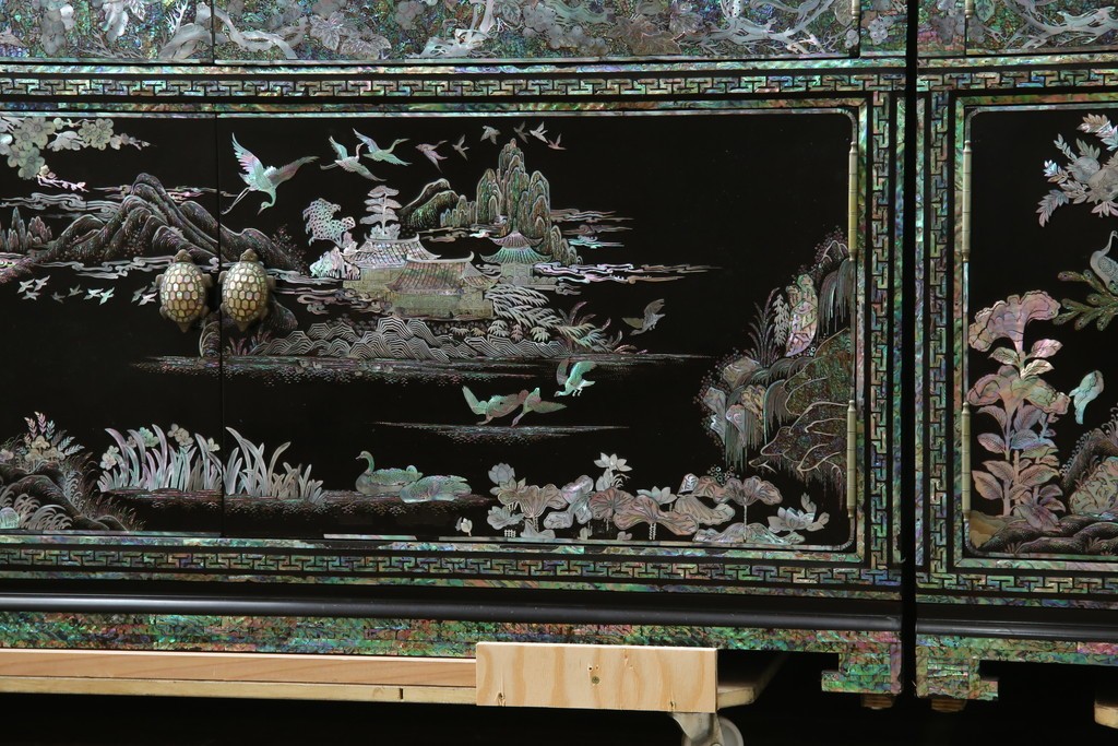 中古　最高級クラスの逸品!!　多彩なモチーフを煌びやかな螺鈿細工で表現した組み立て式3連ワードローブ　定価約850万円　(R-085768)