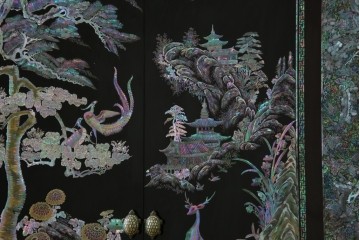 中古　最高級クラスの逸品!!　多彩なモチーフを煌びやかな螺鈿細工で表現した組み立て式3連ワードローブ　定価約850万円　(R-085768)