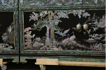 中古　最高級クラスの逸品!!　多彩なモチーフを煌びやかな螺鈿細工で表現した組み立て式3連ワードローブ　定価約850万円　(R-085768)