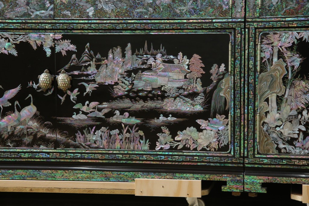 中古　最高級クラスの逸品!!　多彩なモチーフを煌びやかな螺鈿細工で表現した組み立て式3連ワードローブ　定価約850万円　(R-085768)