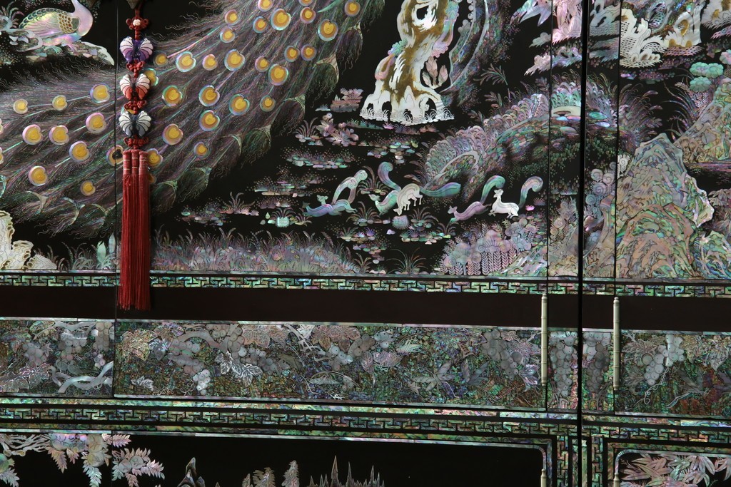 中古　最高級クラスの逸品!!　多彩なモチーフを煌びやかな螺鈿細工で表現した組み立て式3連ワードローブ　定価約850万円　(R-085768)