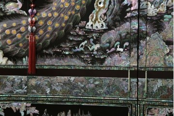 中古　最高級クラスの逸品!!　多彩なモチーフを煌びやかな螺鈿細工で表現した組み立て式3連ワードローブ　定価約850万円　(R-085768)