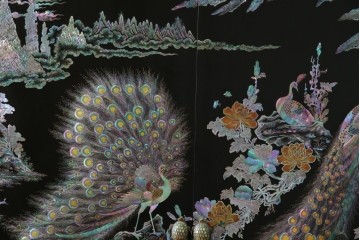 中古　最高級クラスの逸品!!　多彩なモチーフを煌びやかな螺鈿細工で表現した組み立て式3連ワードローブ　定価約850万円　(R-085768)