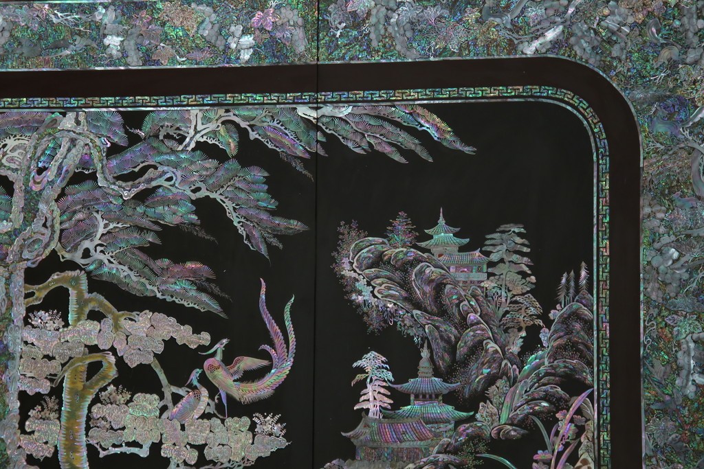 中古　最高級クラスの逸品!!　多彩なモチーフを煌びやかな螺鈿細工で表現した組み立て式3連ワードローブ　定価約850万円　(R-085768)