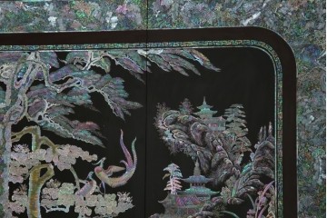 中古　最高級クラスの逸品!!　多彩なモチーフを煌びやかな螺鈿細工で表現した組み立て式3連ワードローブ　定価約850万円　(R-085768)