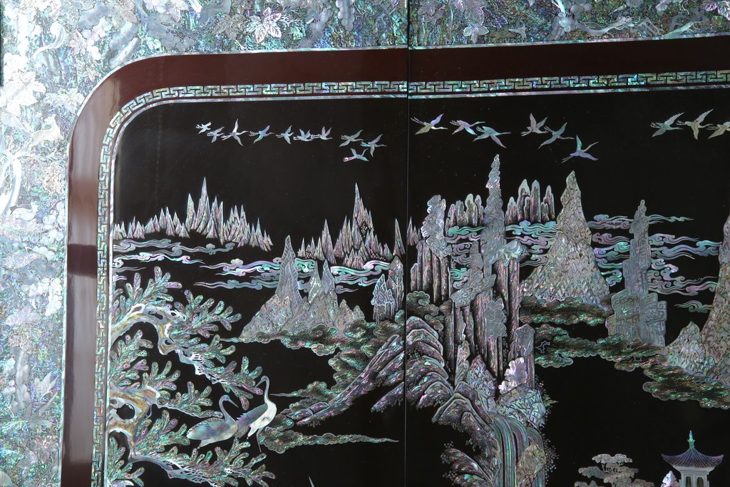 中古　最高級クラスの逸品!!　多彩なモチーフを煌びやかな螺鈿細工で表現した組み立て式3連ワードローブ　定価約850万円　(R-085768)