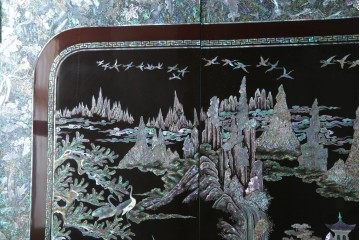 中古　最高級クラスの逸品!!　多彩なモチーフを煌びやかな螺鈿細工で表現した組み立て式3連ワードローブ　定価約850万円　(R-085768)