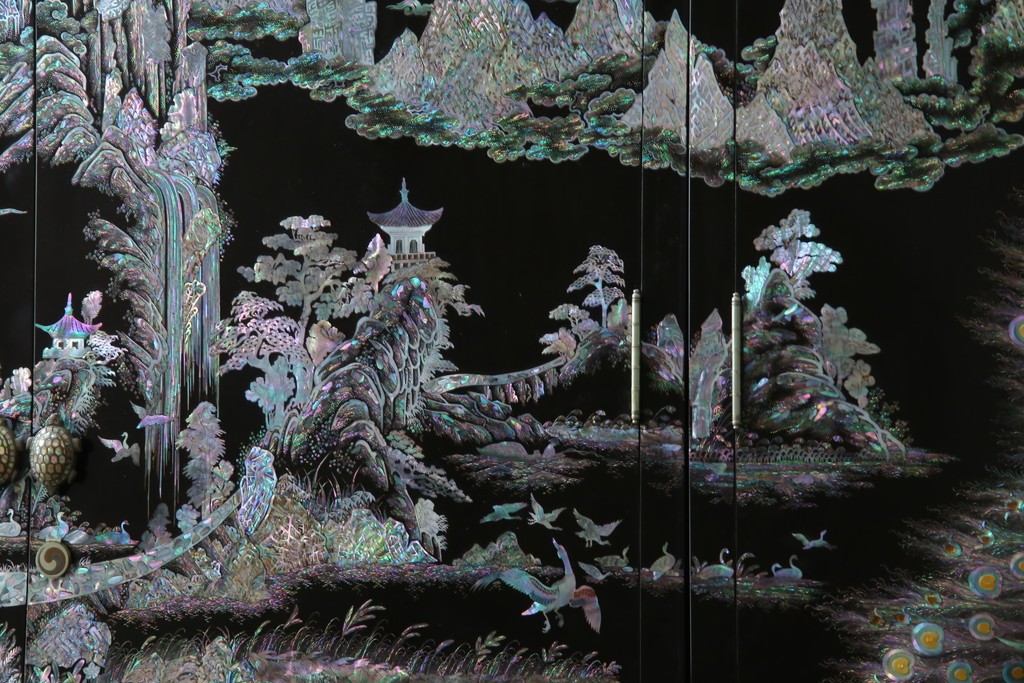 中古　最高級クラスの逸品!!　多彩なモチーフを煌びやかな螺鈿細工で表現した組み立て式3連ワードローブ　定価約850万円　(R-085768)