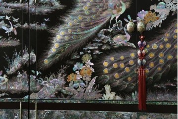 中古　最高級クラスの逸品!!　多彩なモチーフを煌びやかな螺鈿細工で表現した組み立て式3連ワードローブ　定価約850万円　(R-085768)