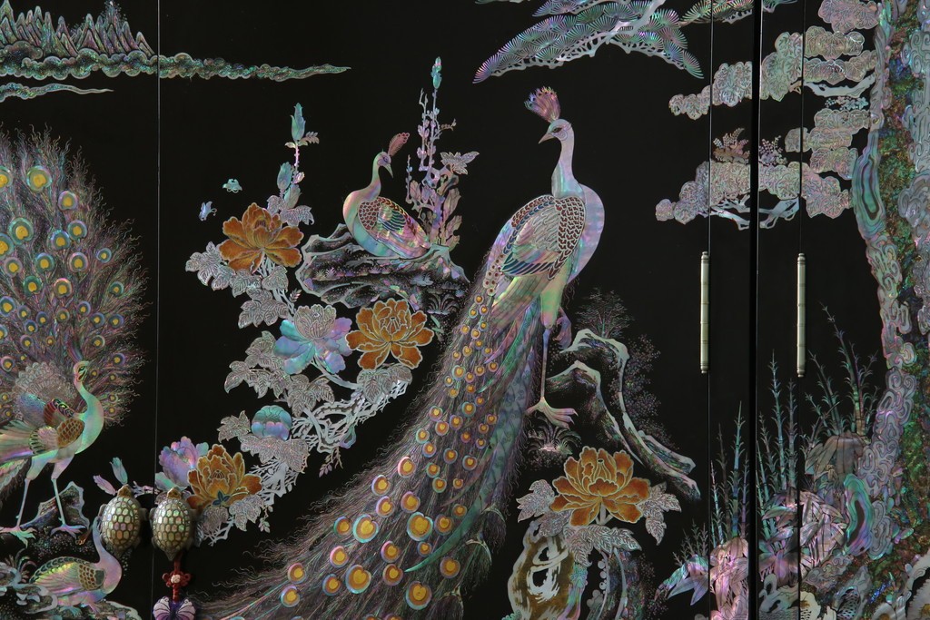 中古　最高級クラスの逸品!!　多彩なモチーフを煌びやかな螺鈿細工で表現した組み立て式3連ワードローブ　定価約850万円　(R-085768)