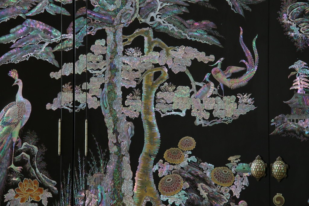 中古　最高級クラスの逸品!!　多彩なモチーフを煌びやかな螺鈿細工で表現した組み立て式3連ワードローブ　定価約850万円　(R-085768)